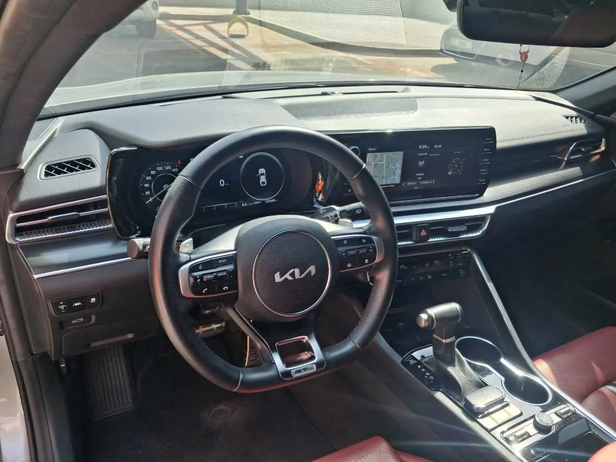 Car image 11