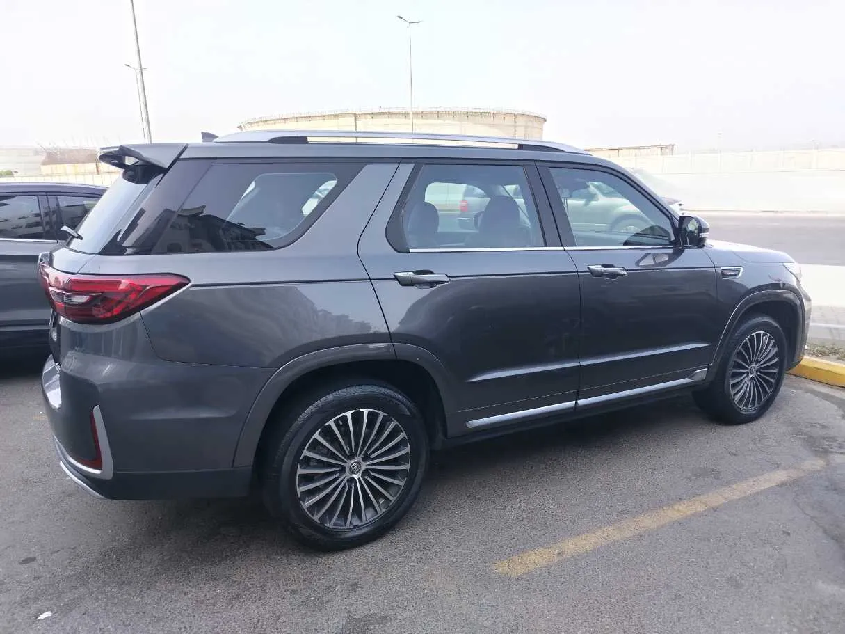 Car image 4