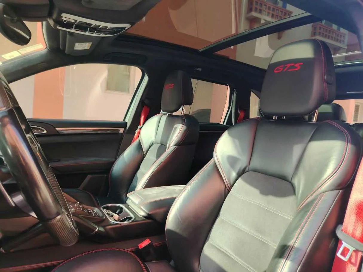 Car image 14
