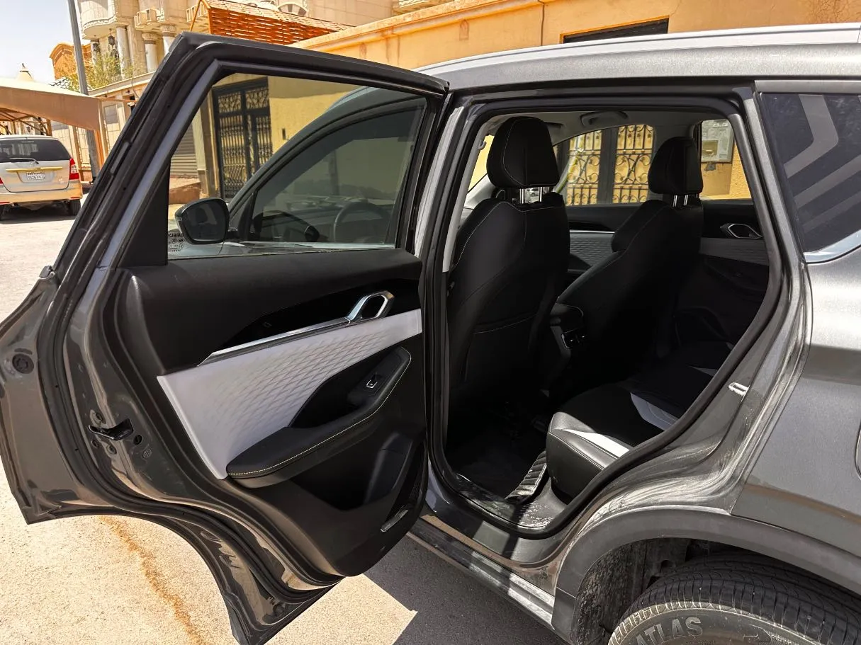 Car image 13