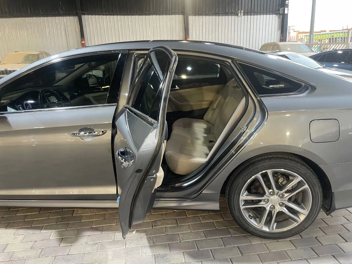 Car image 15