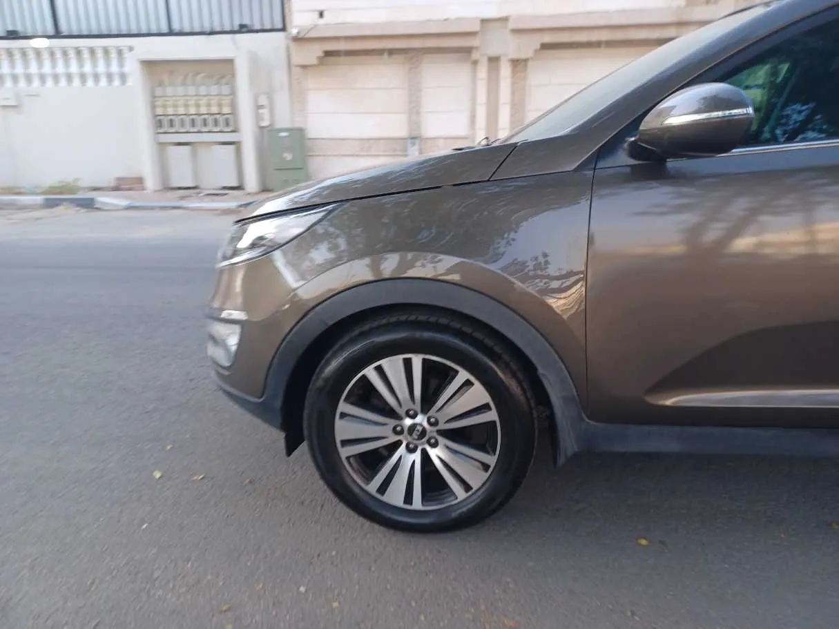 Car image 9