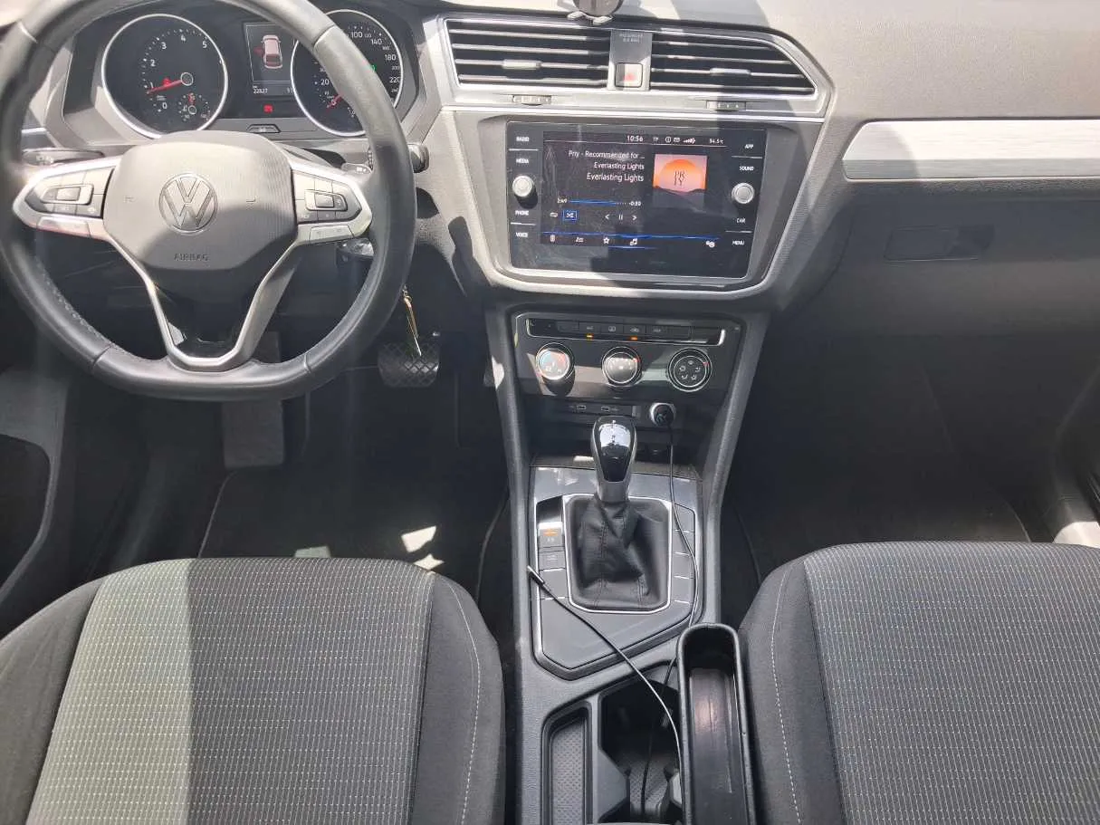 Car image 16
