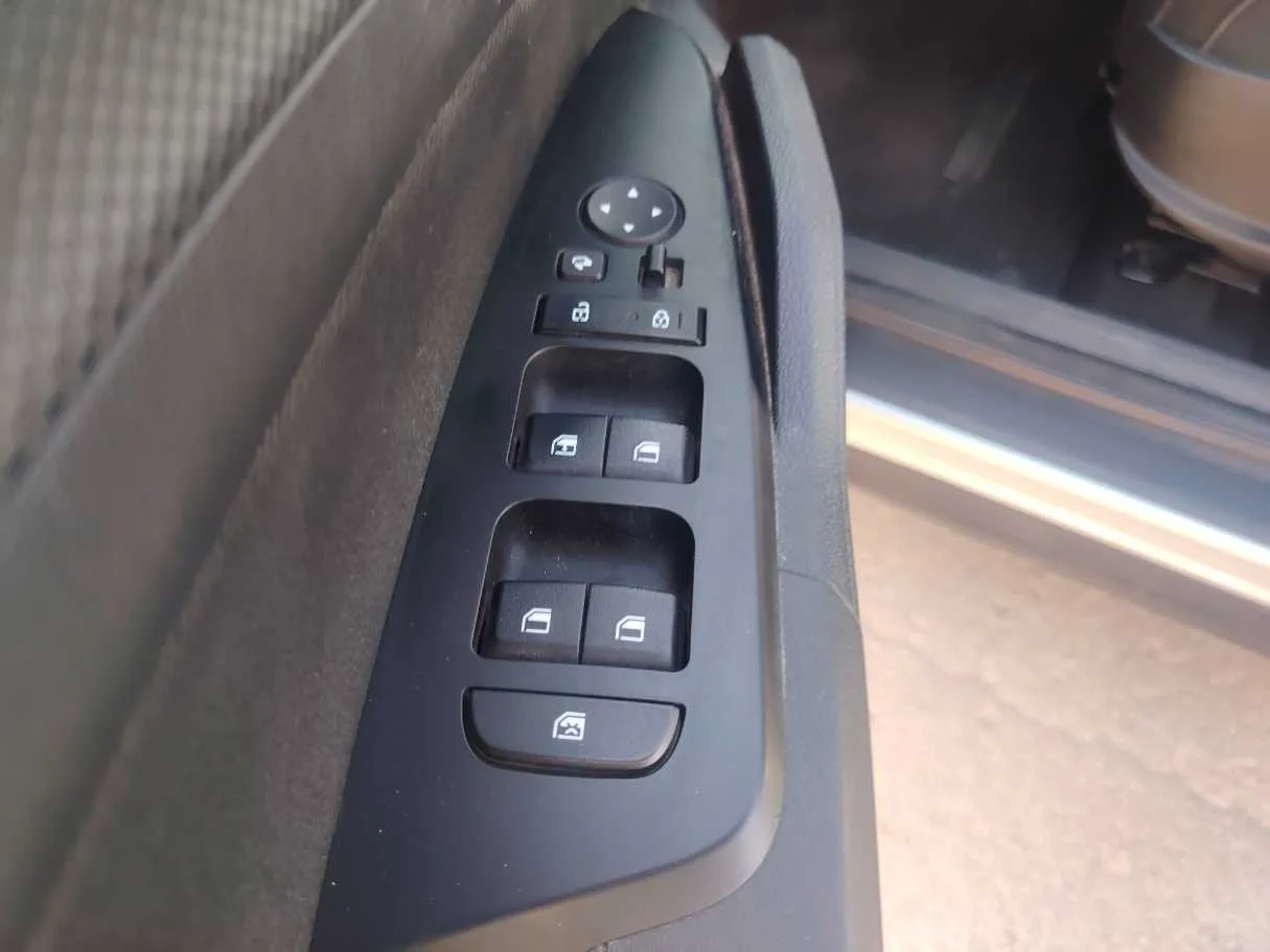 Car image 27