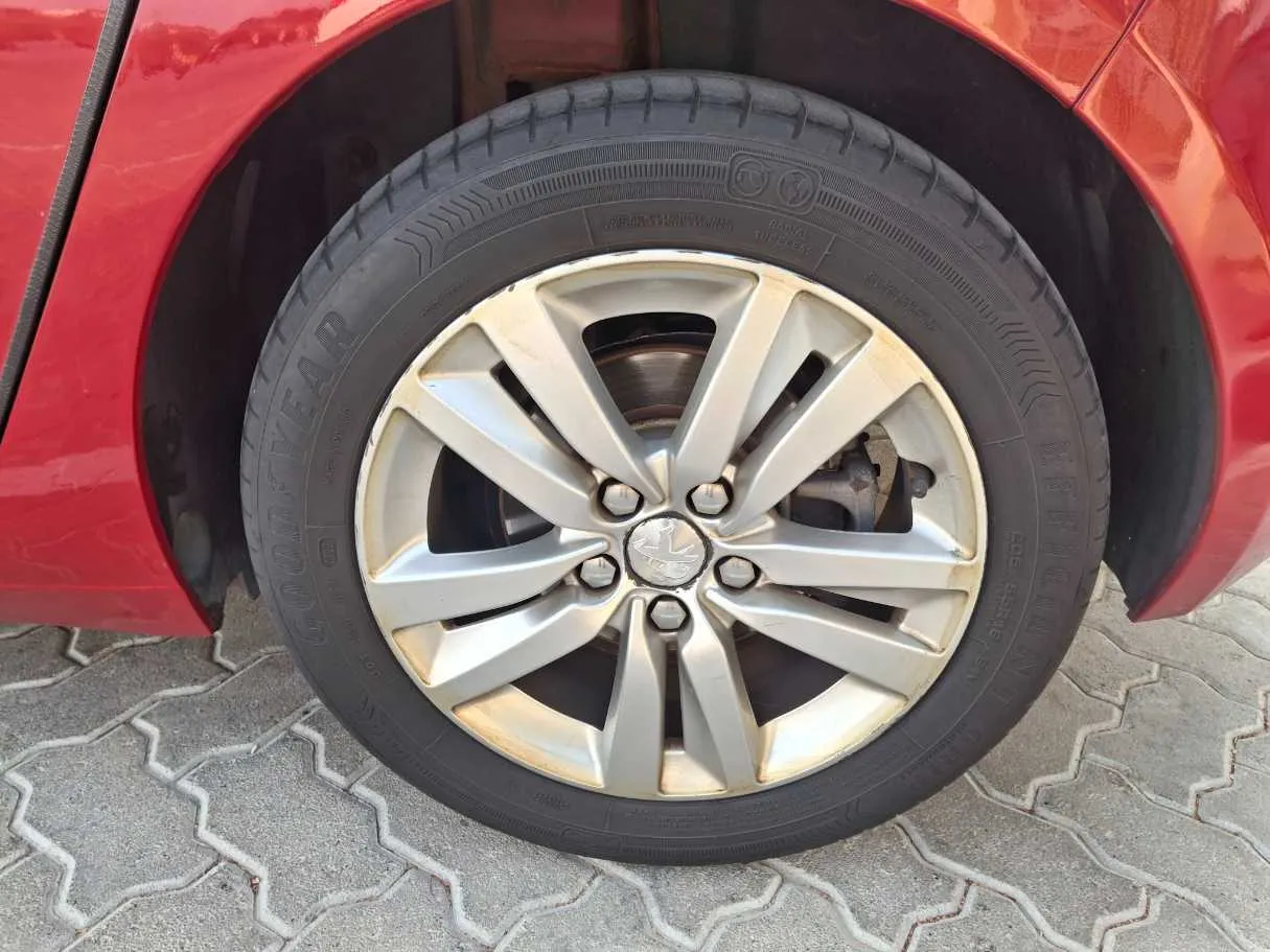 Car image 9