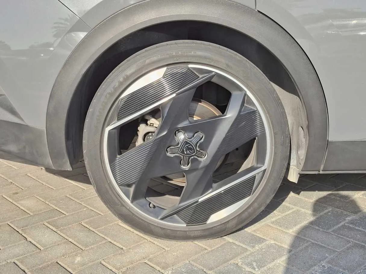 Car image 9