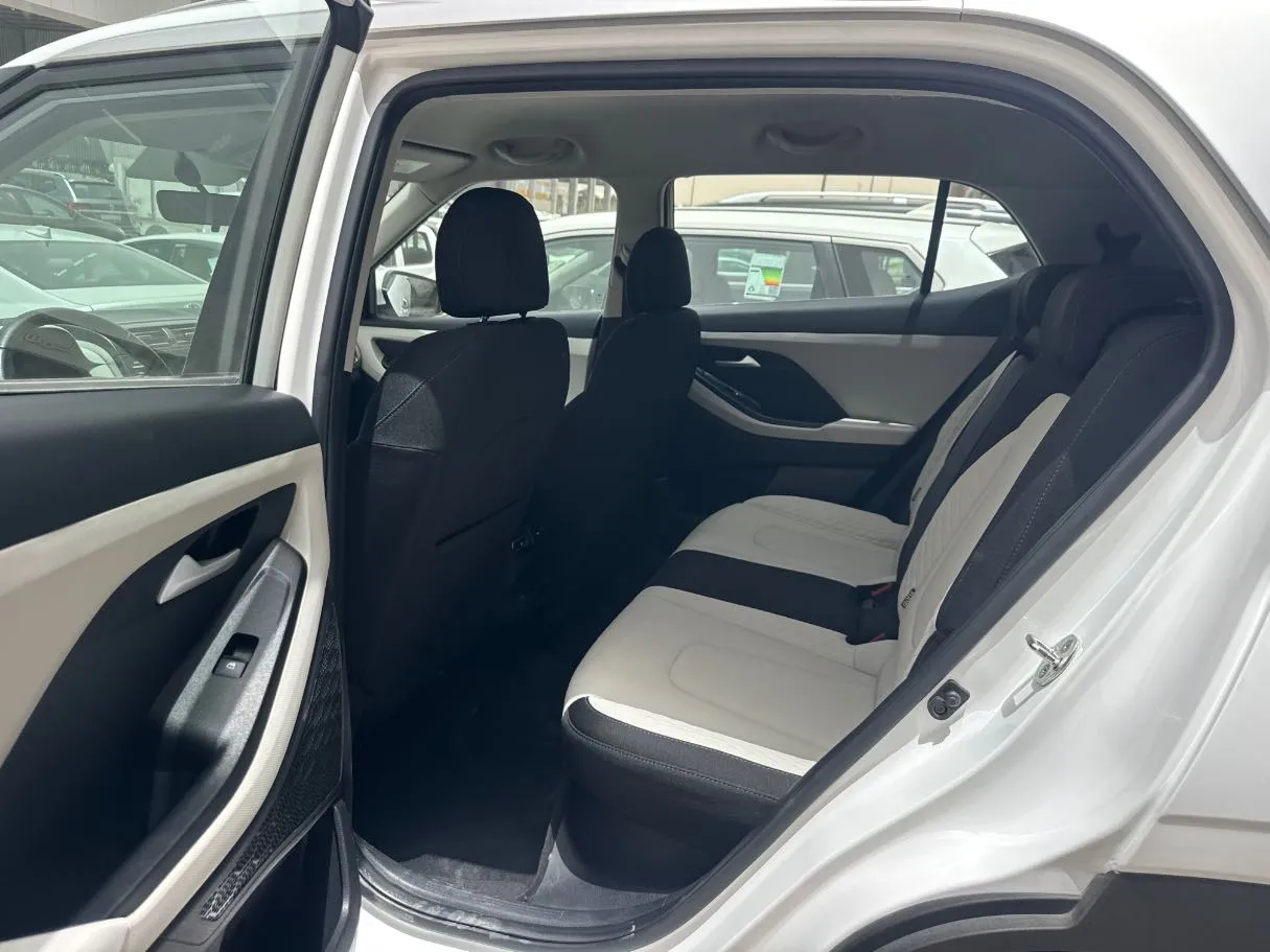 Car image 15