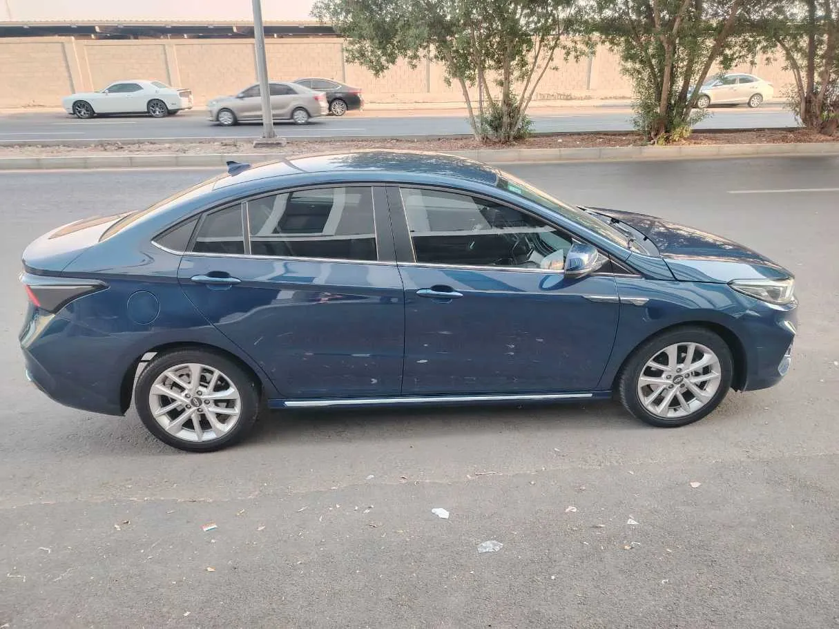 Car image 4