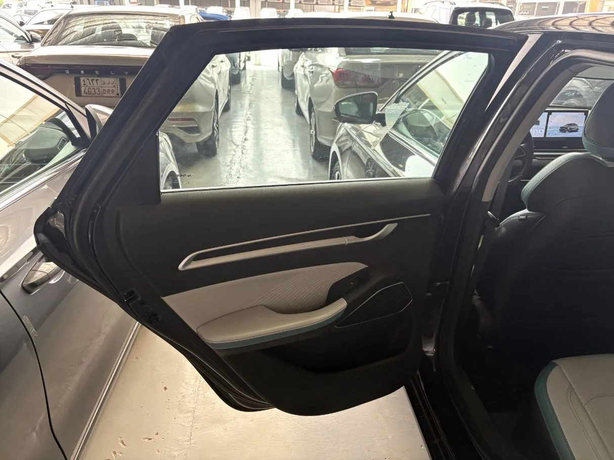 Car image 12