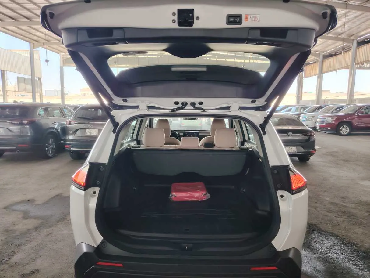 Car image 32