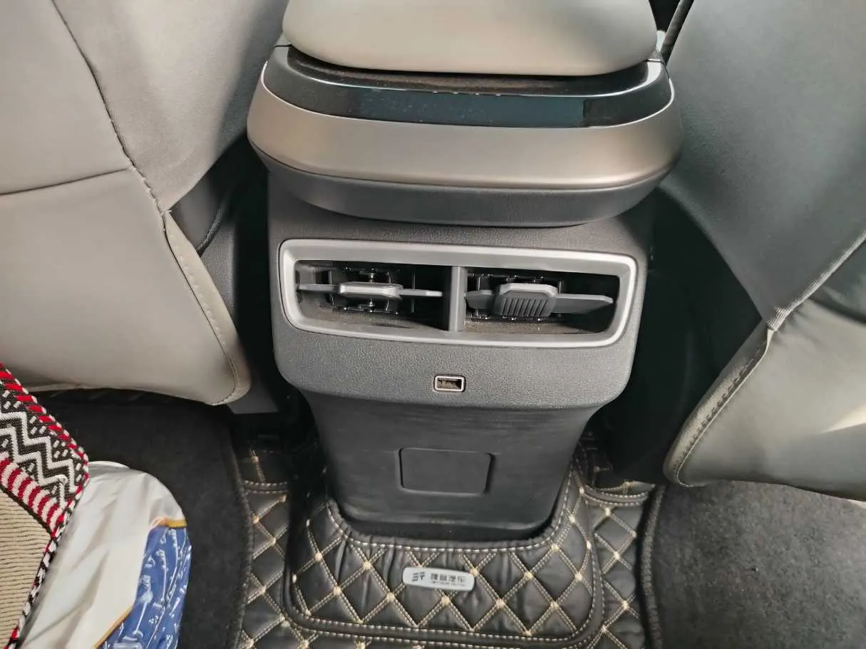 Car image 27