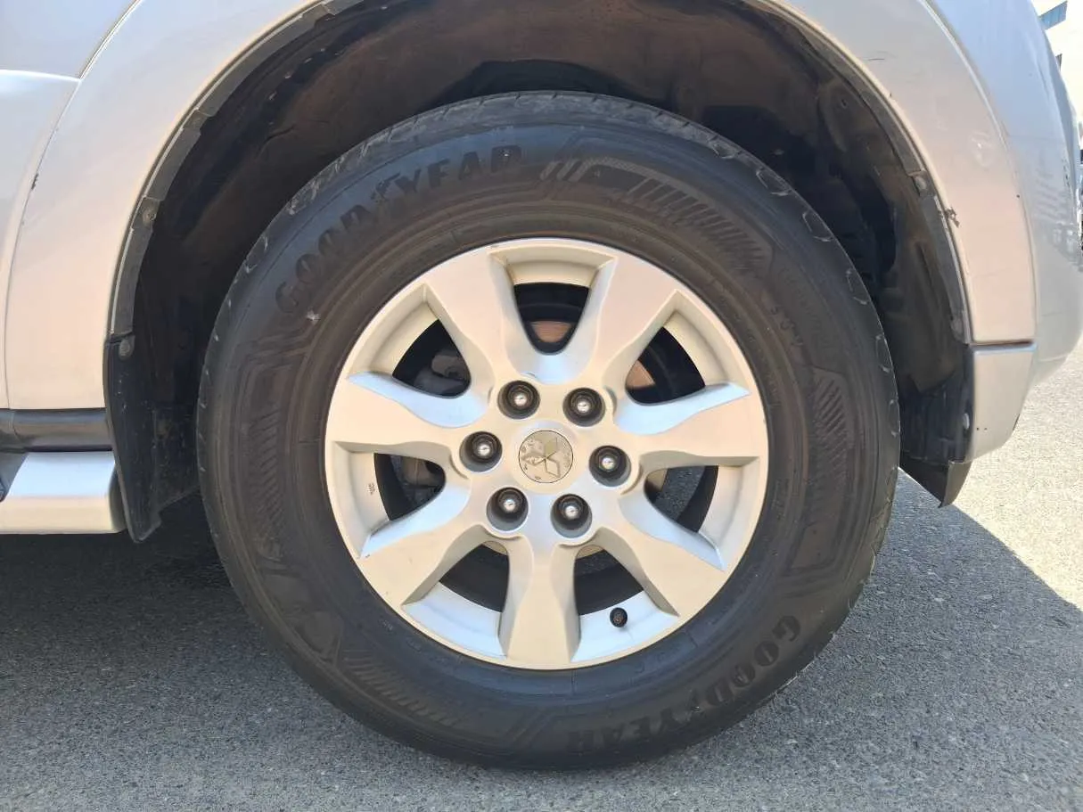Car image 9