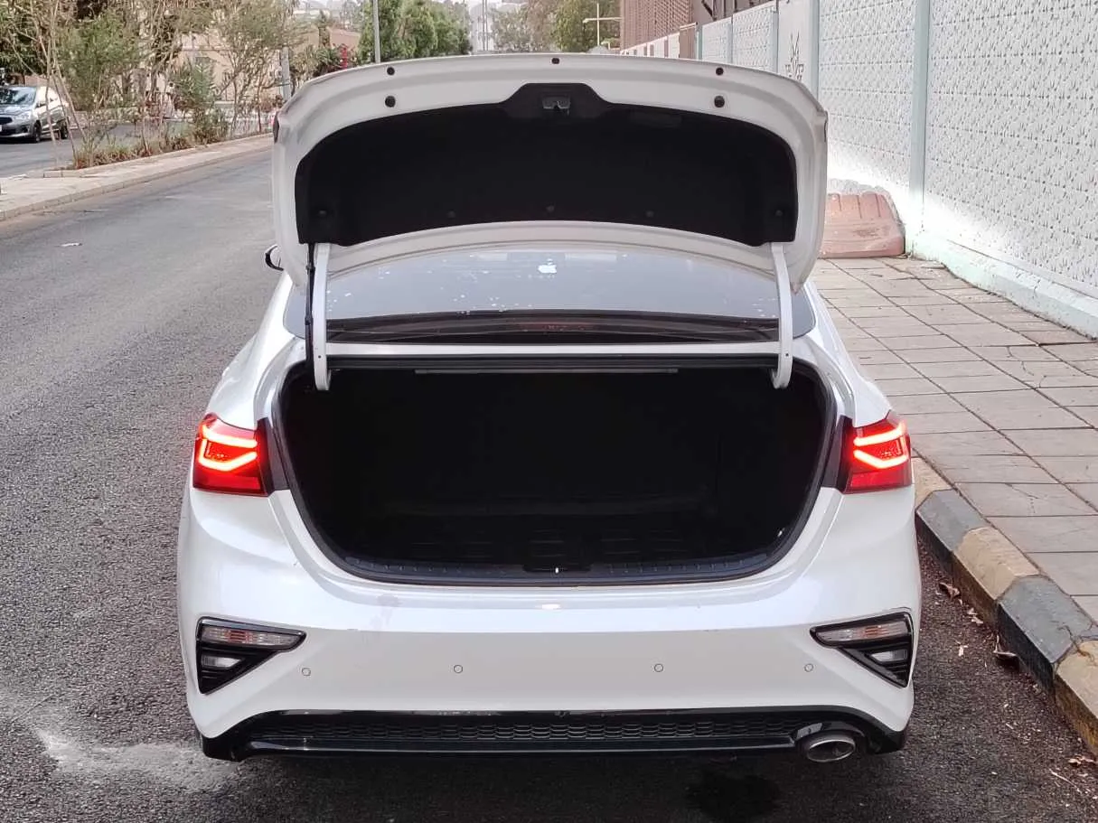 Car image 26