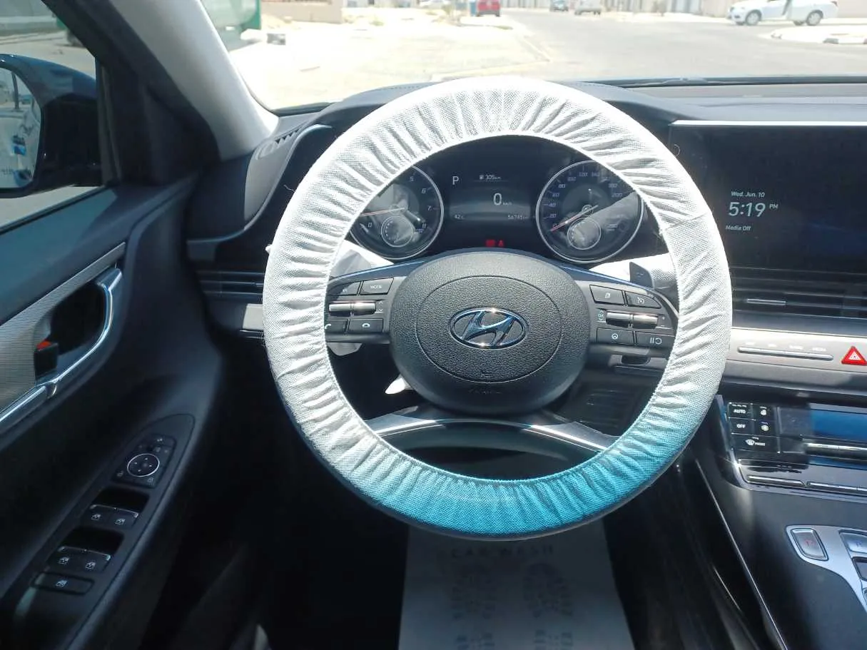 Car image 16