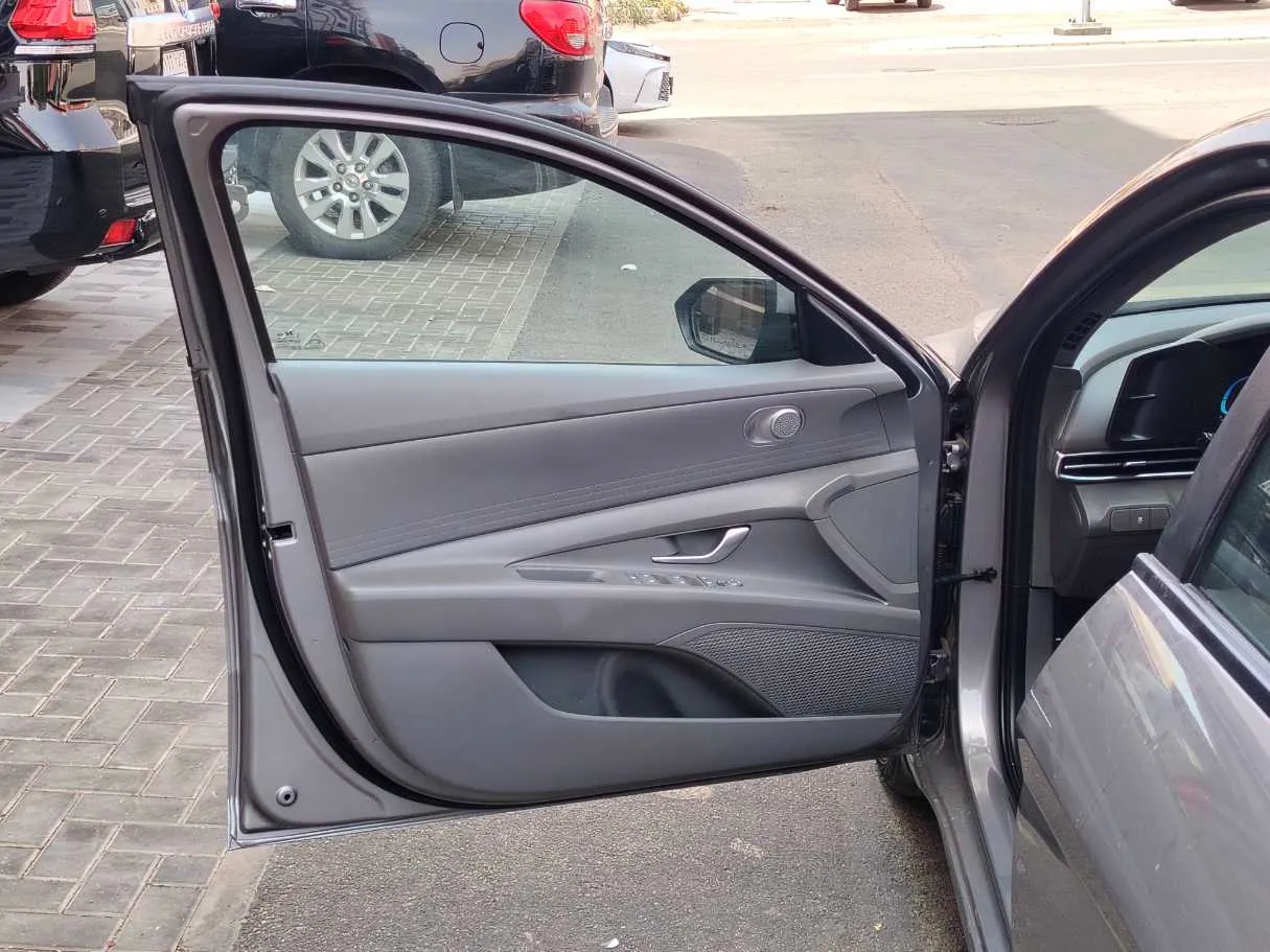 Car image 11