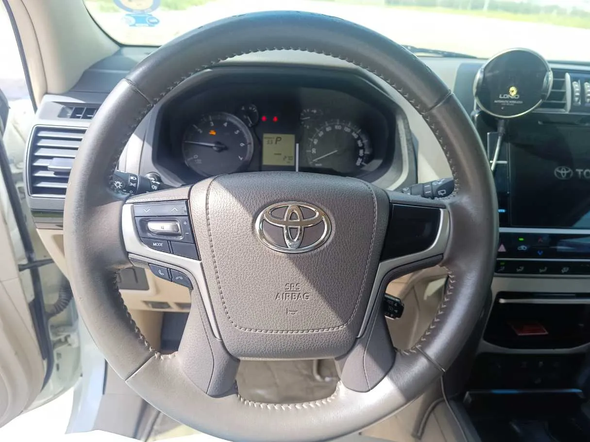 Car image 24