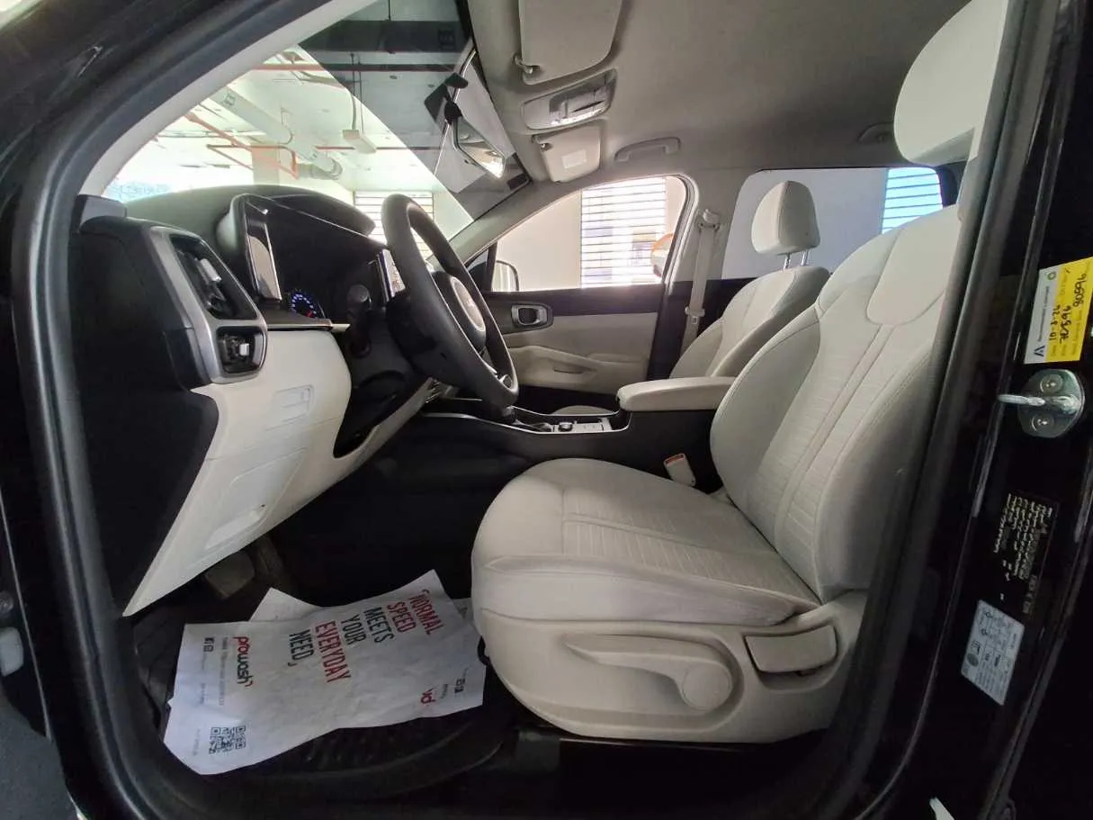 Car image 12