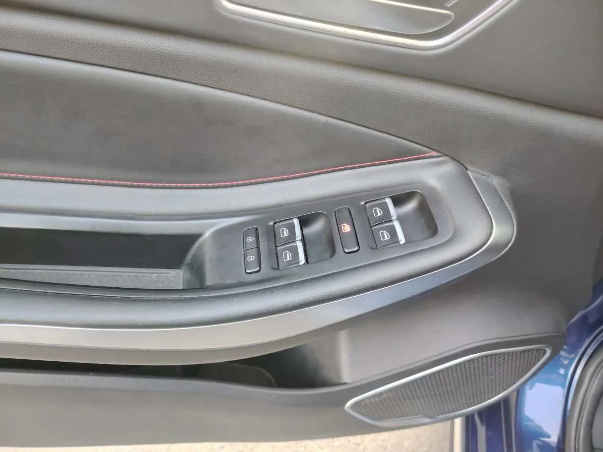 Car image 32