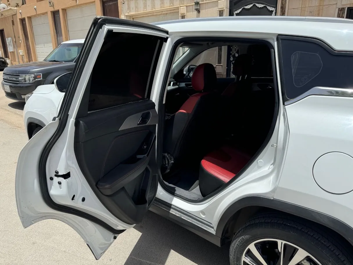Car image 13