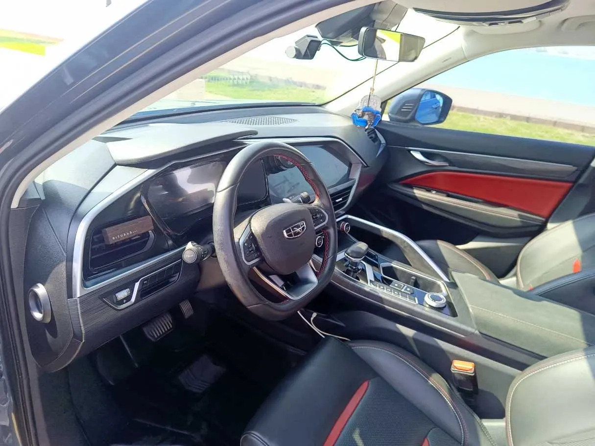 Car image 12