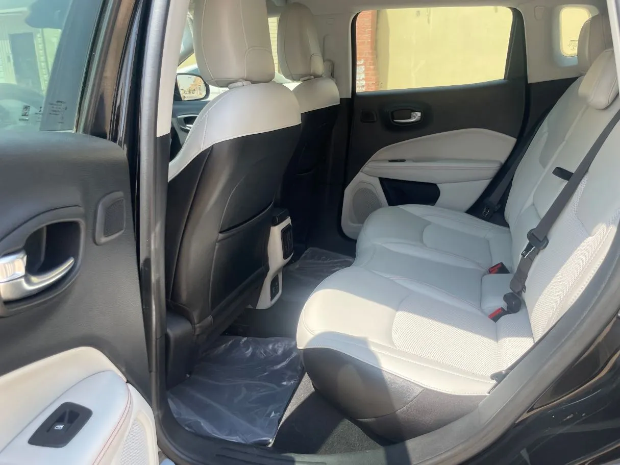 Car image 15