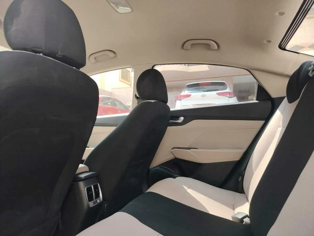 Car image 18