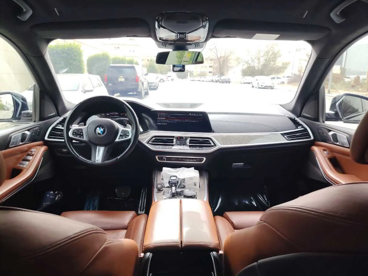 Car image 19