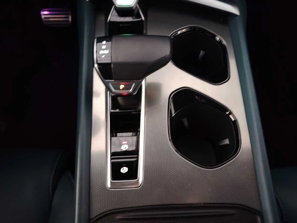 Car image 23