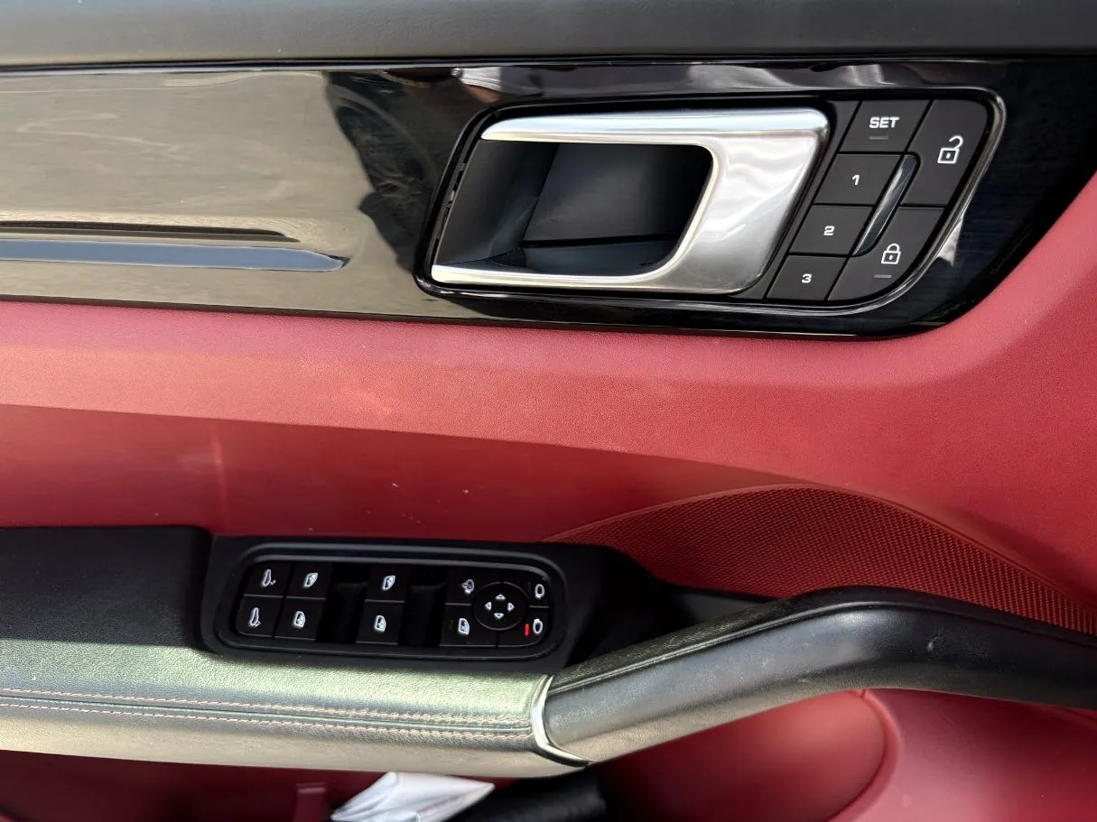 Car image 25