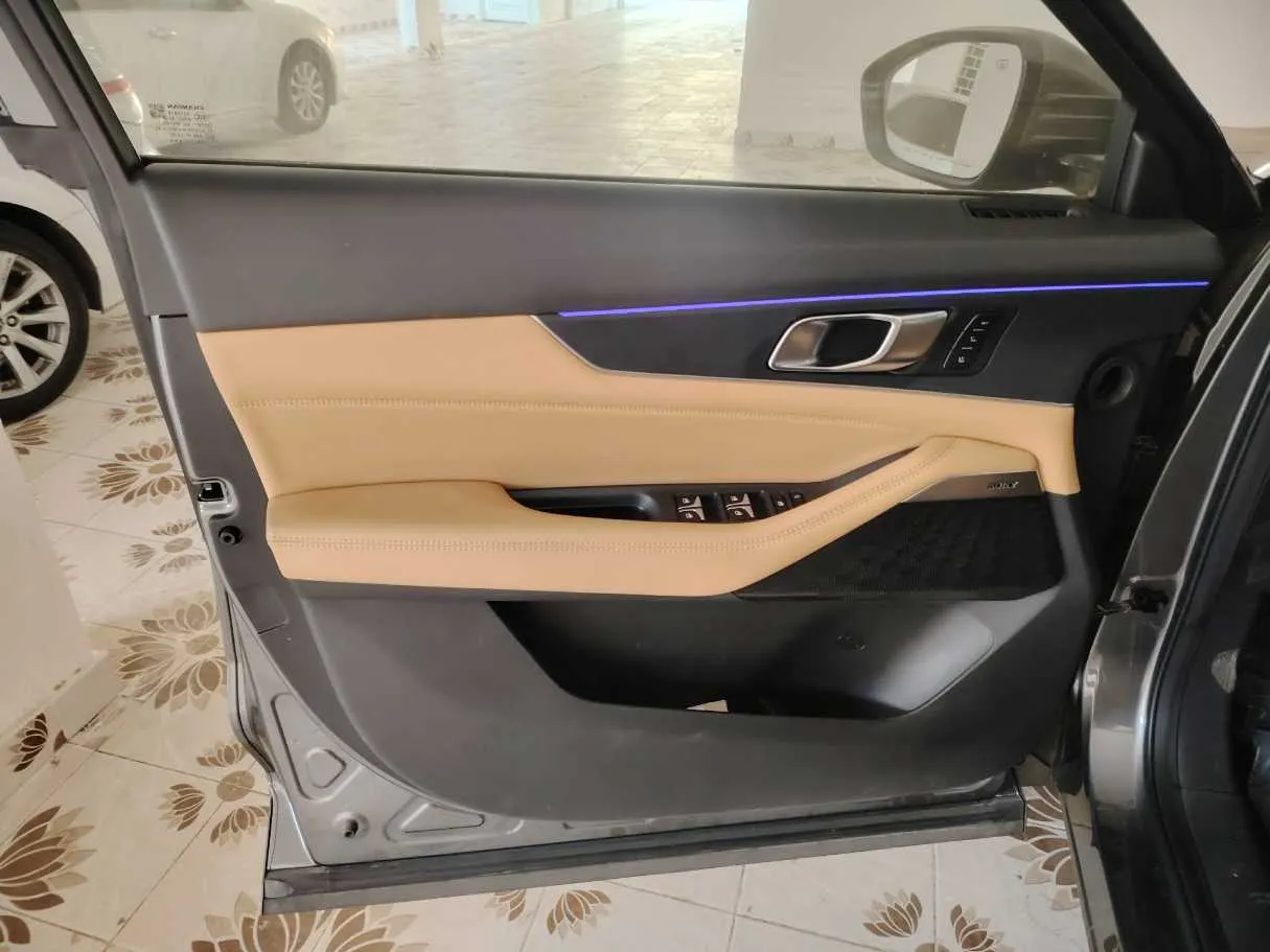 Car image 11
