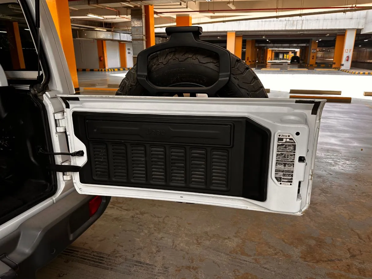 Car image 25