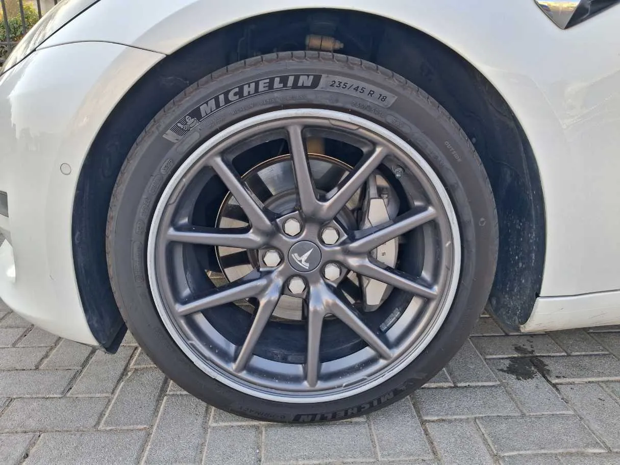 Car image 9