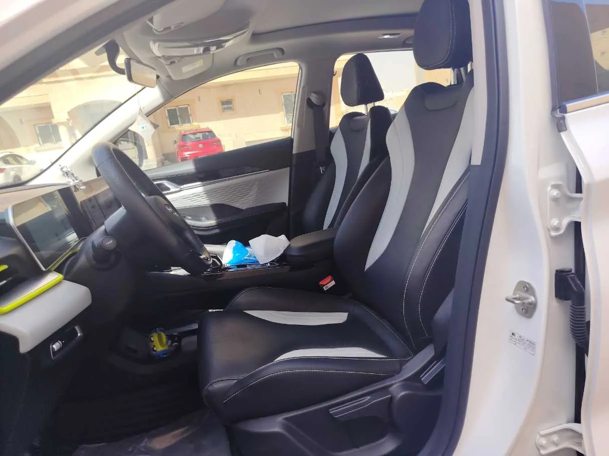 Car image 12