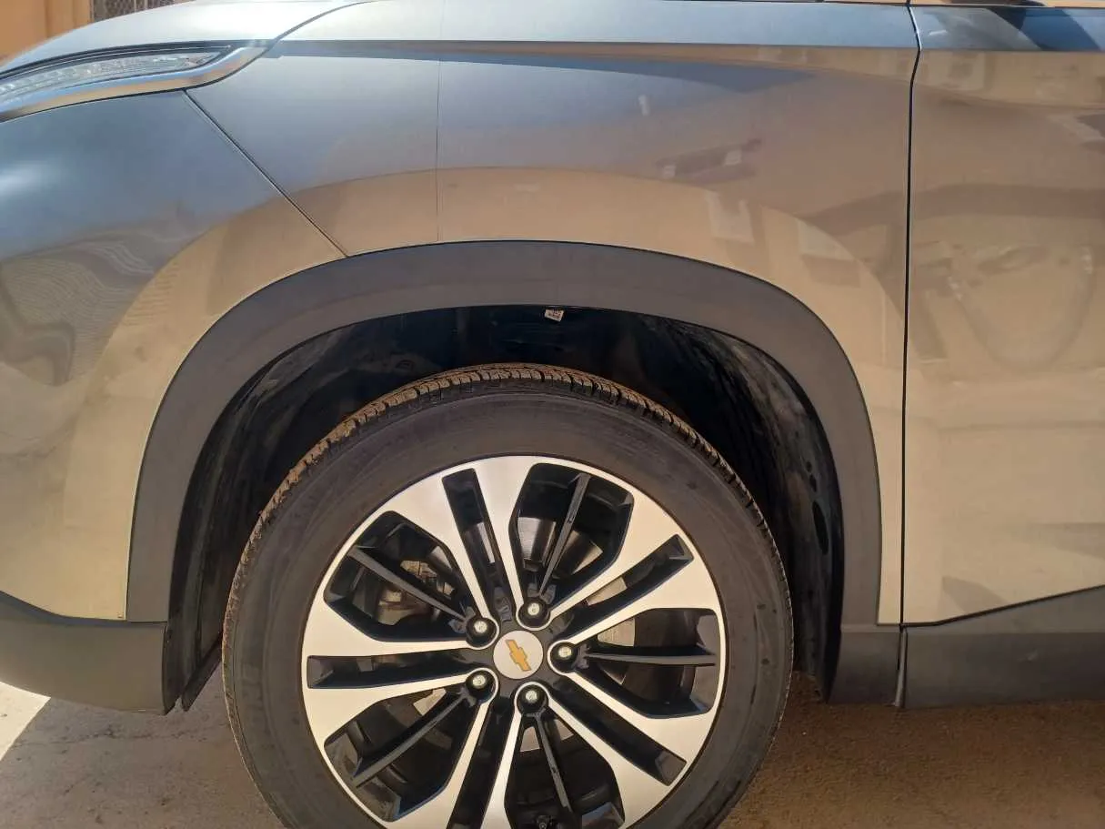Car image 9