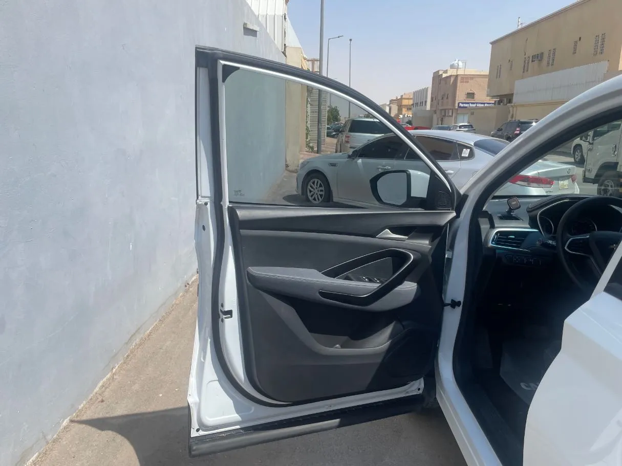 Car image 10