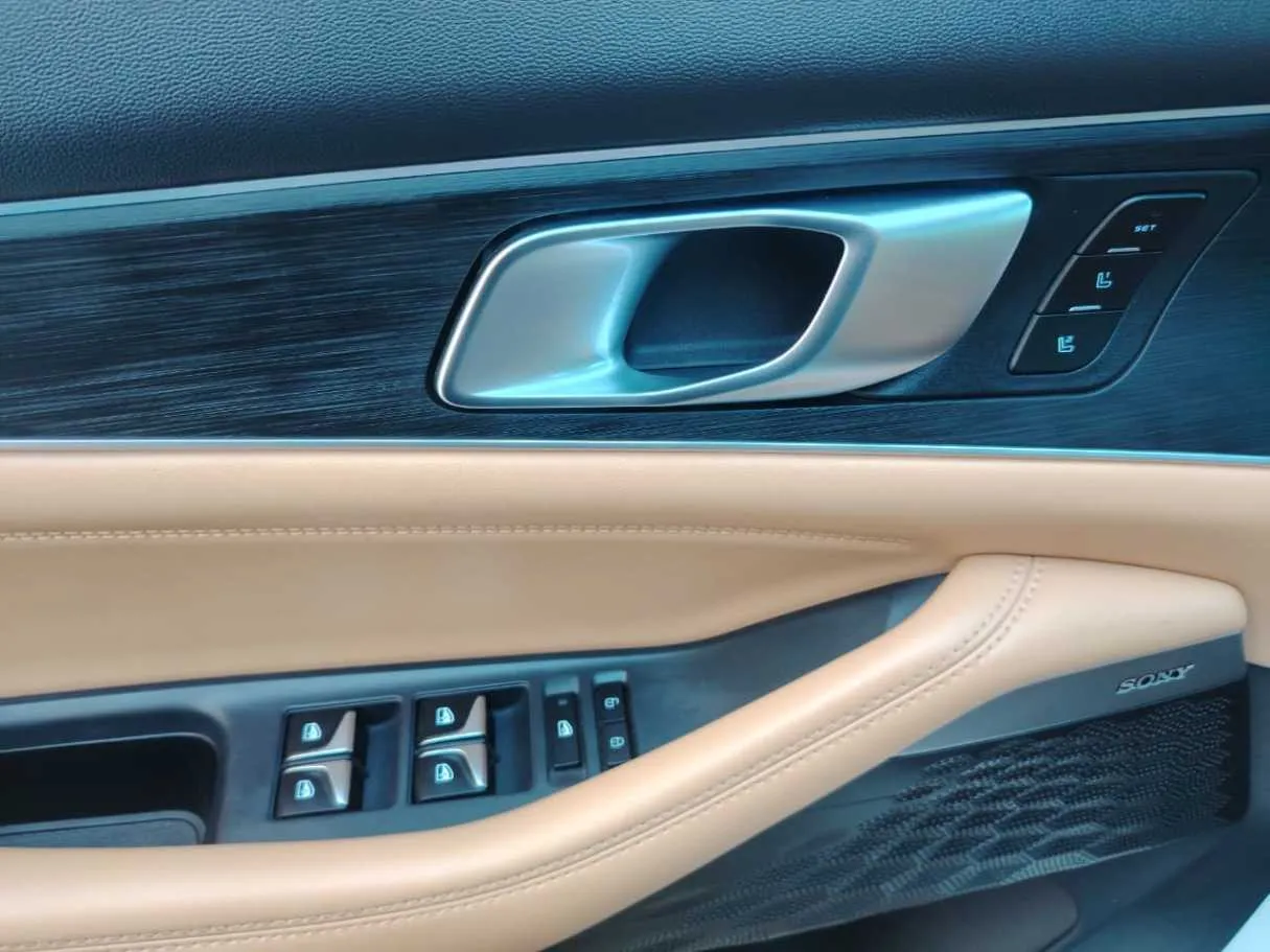 Car image 23
