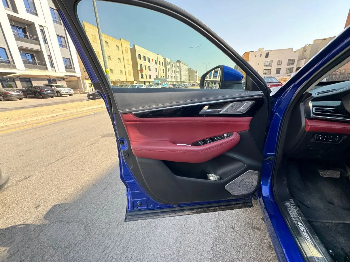 Car image 9