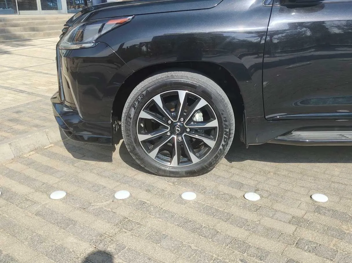Car image 9