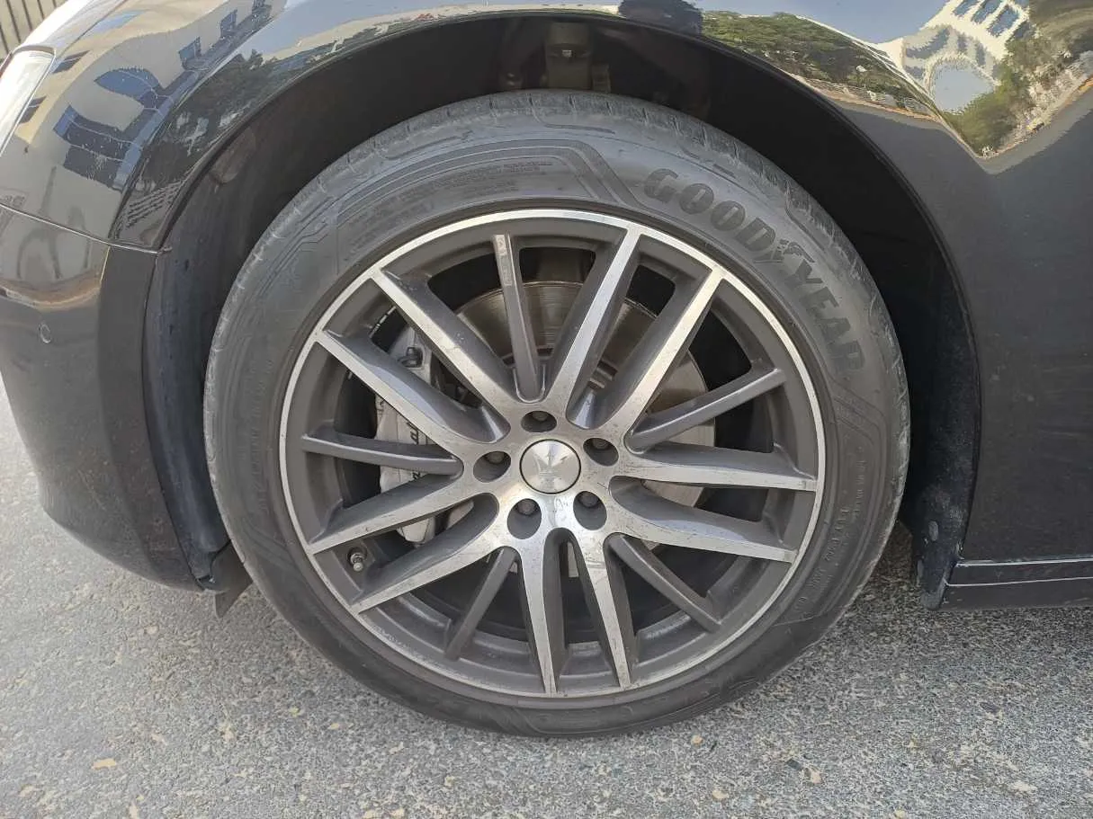 Car image 9