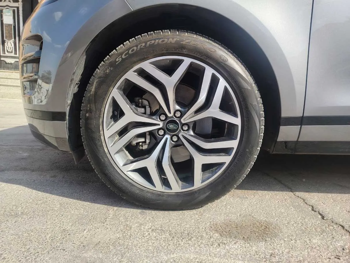 Car image 10