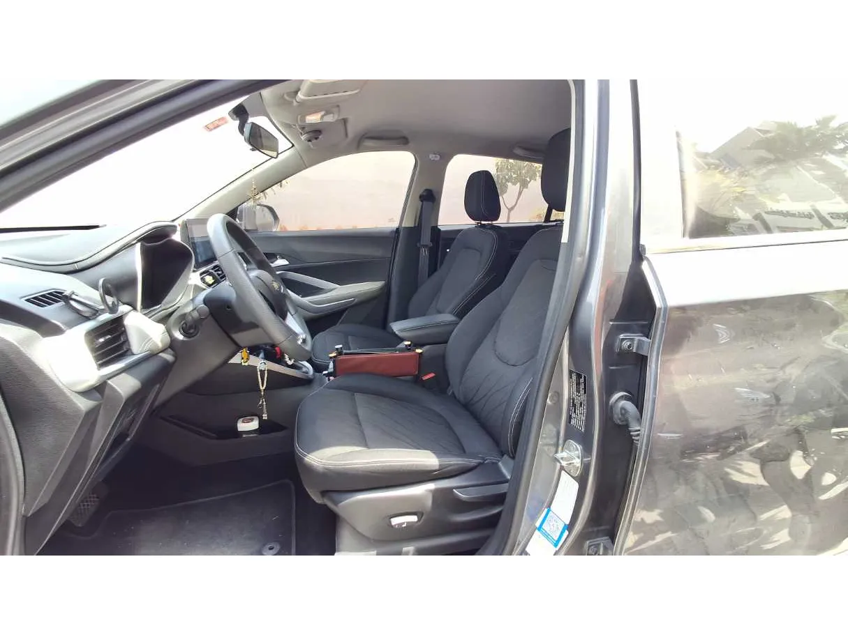 Car image 12