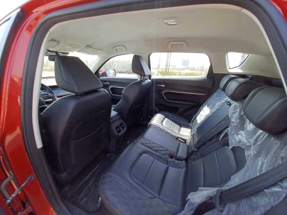 Car image 12