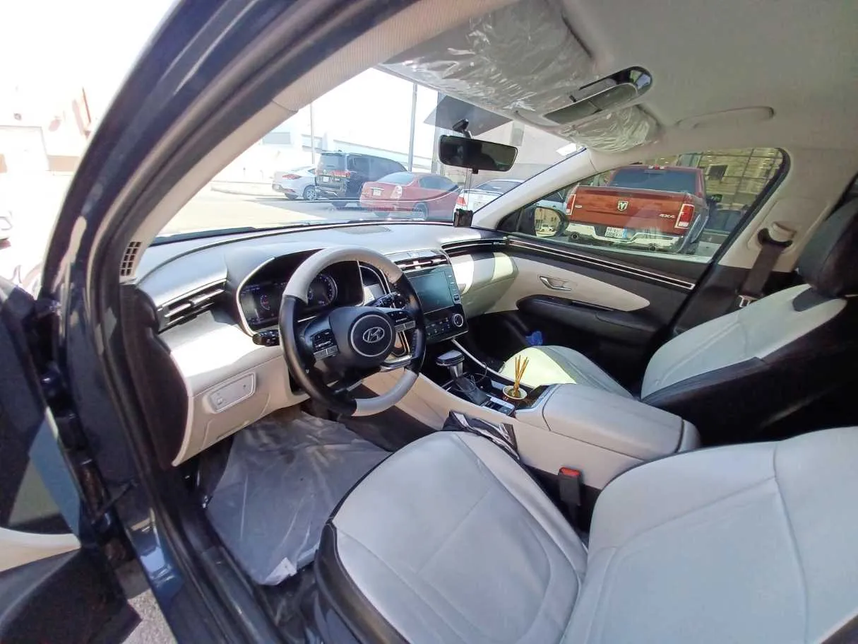 Car image 11
