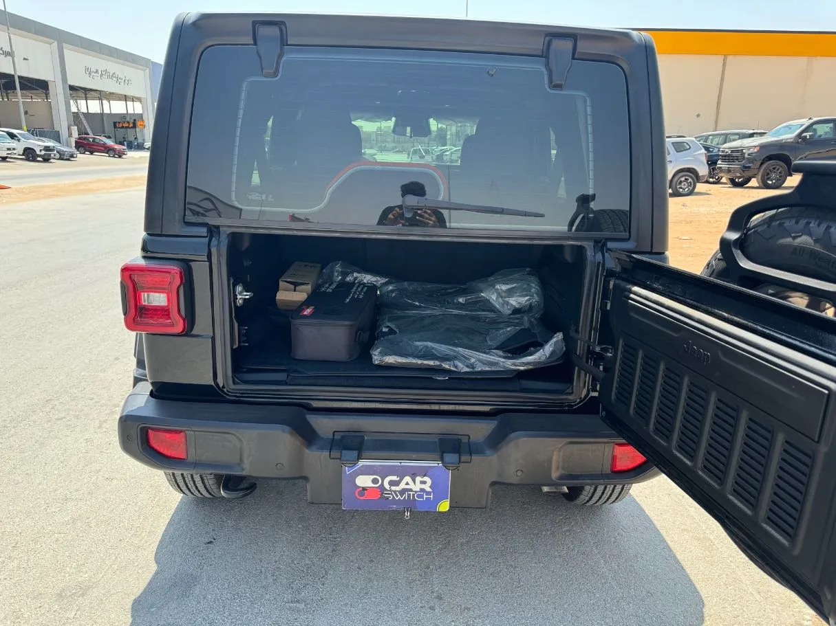 Car image 25