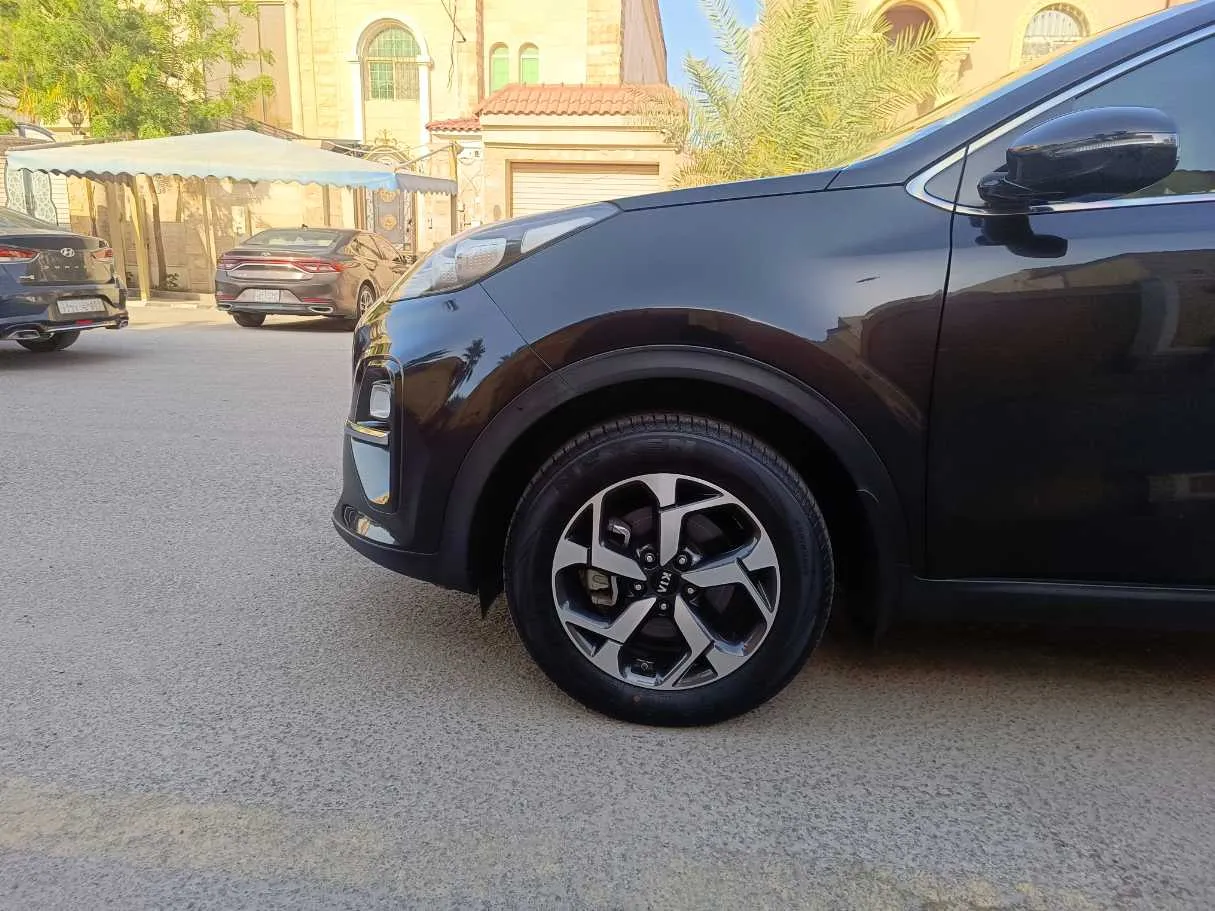 Car image 9