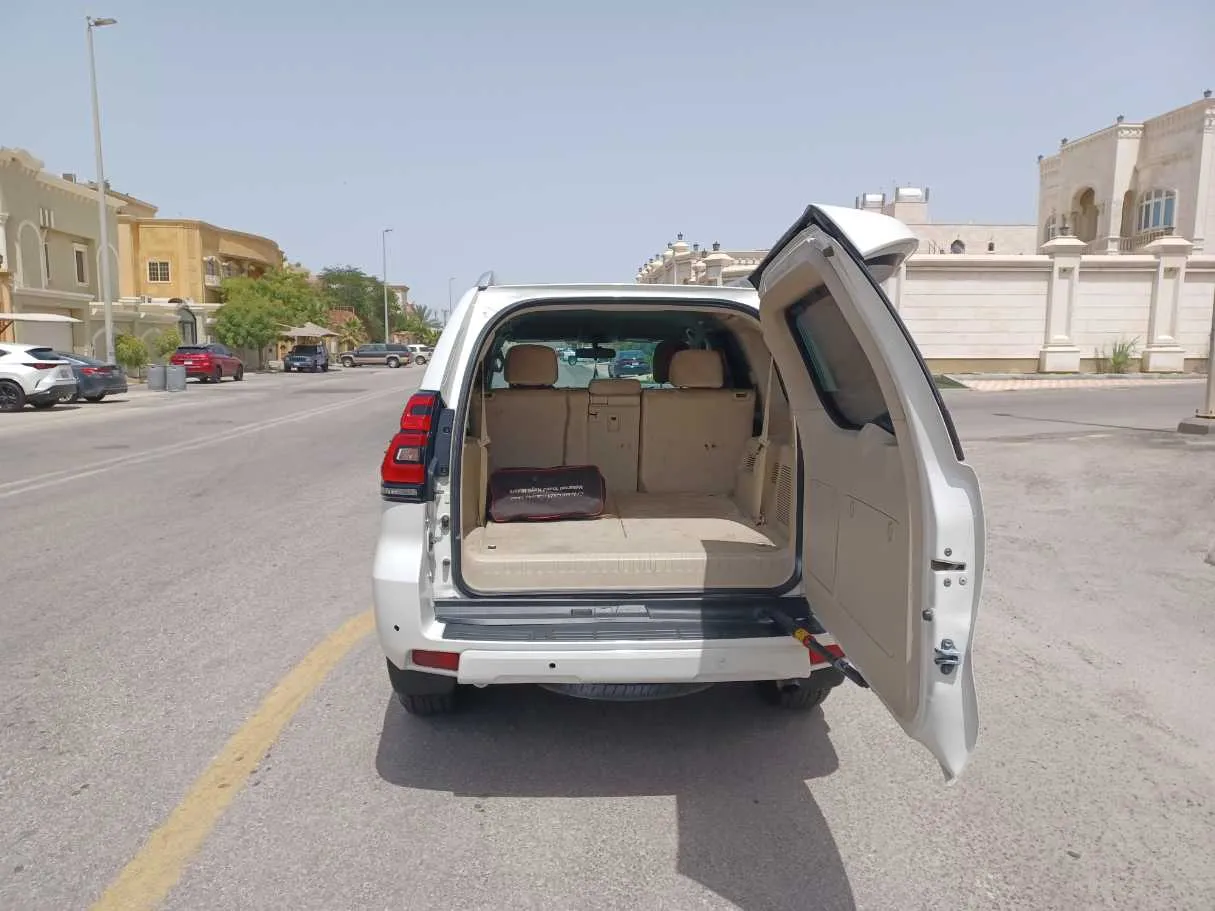 Car image 19