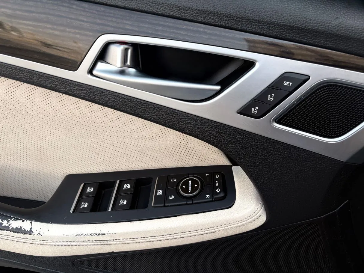 Car image 24