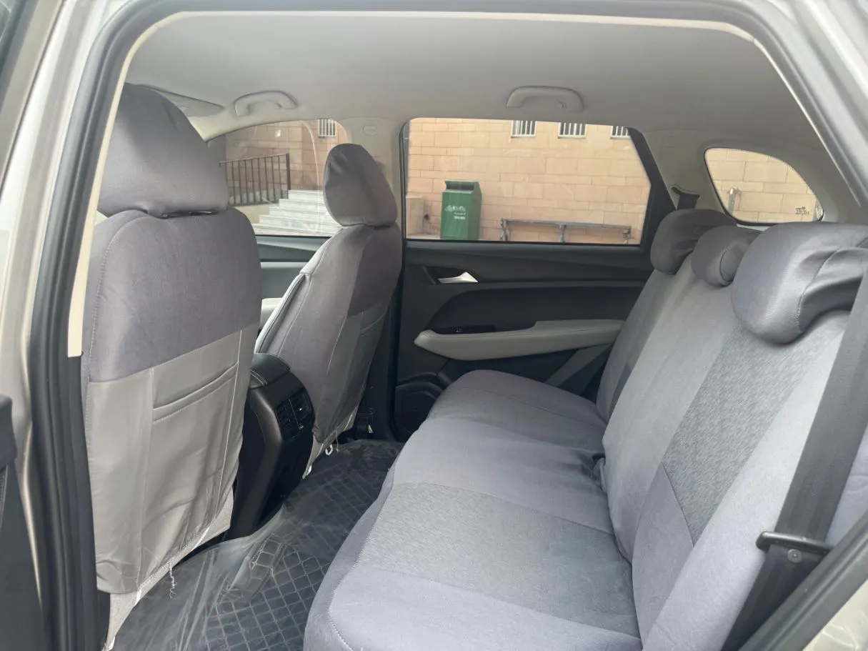 Car image 13
