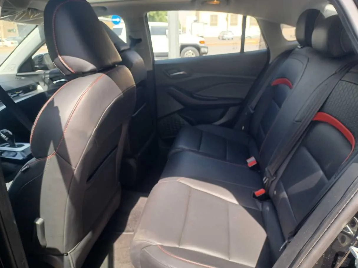 Car image 14