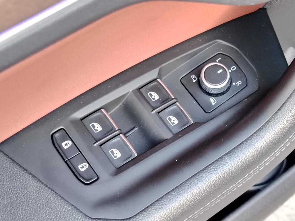 Car image 27